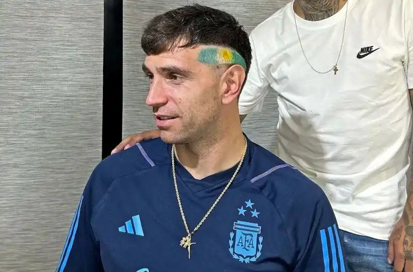 "Dibu" Martínez volvió a un nostálgico look para el partido contra Uruguay