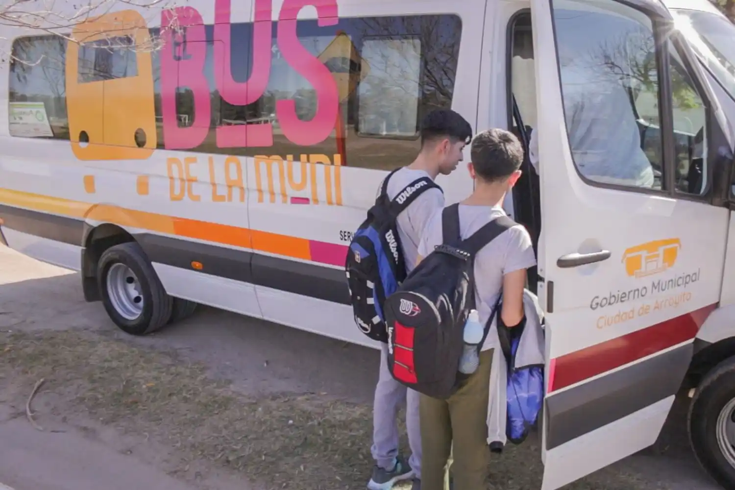 Alumnos utilizan el servicio de transporte público gratuito