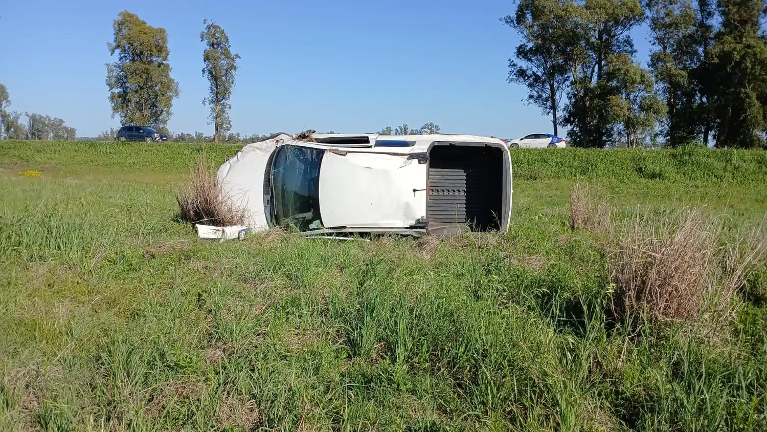 El vehículo quedó completamente lateralizado.