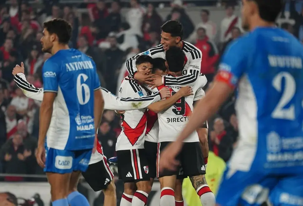 El festejo del gol Marcos Acuña abrazado por los jugadores del Millonario (Olé)