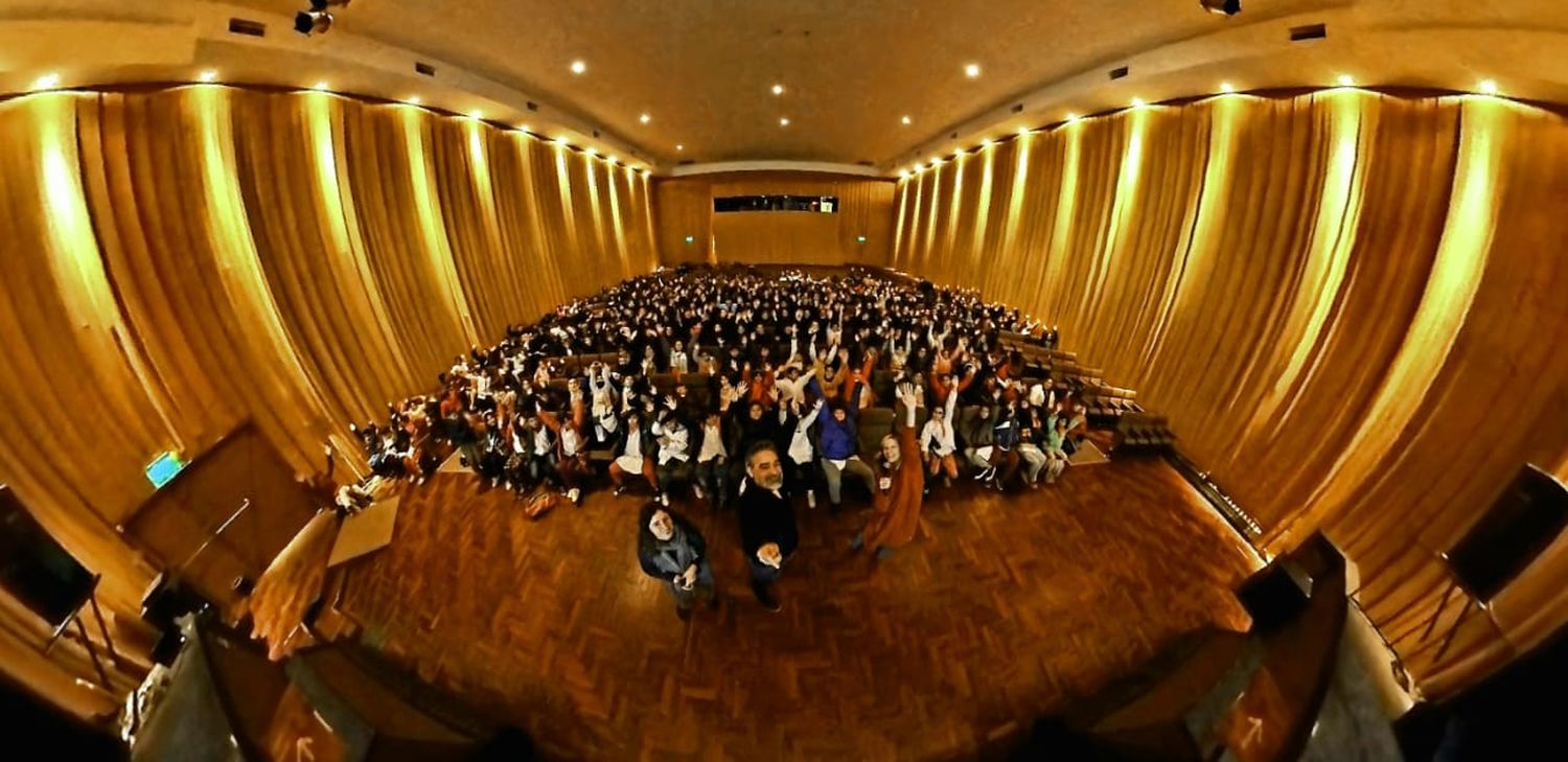 La foto del cierre del programa, con los estudiantes y los impulsores de la actividad.