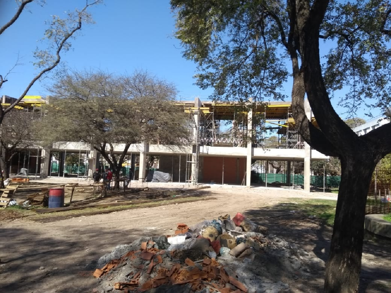 Tras el accidente que sufrió un obrero frenaron las obras de la Tecnoteca