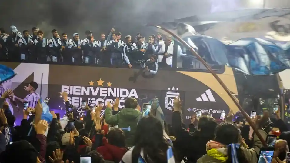 Una multitud recibió a la Scaloneta en su regreso a la Argentina tras el subcampeonato en el Mundial 2026