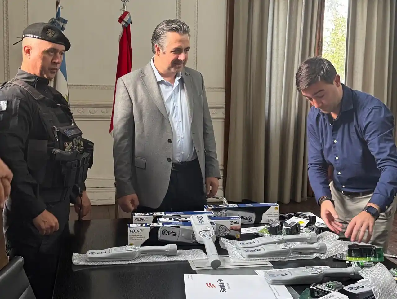 El ministro de Seguridad, Pablo Cococcioni, encabezó la presentación de los detectores.