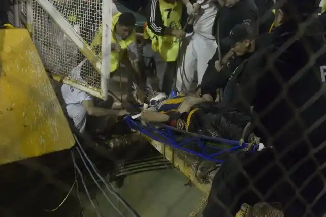 Un hincha de Central festejó un gol y cayó al foso del Gigante
