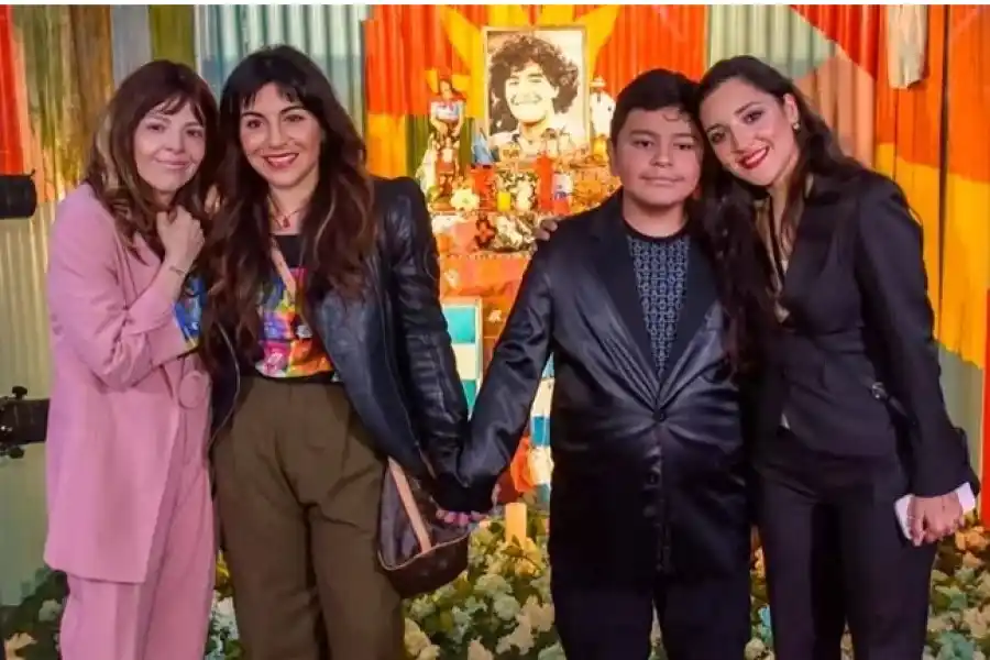 En imágenes, el reencuentro de los hijos de Diego Maradona en el homaneja al ídolo argentino