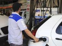 YPF se sumó a Shell y subió un 3.8 sus combustibles