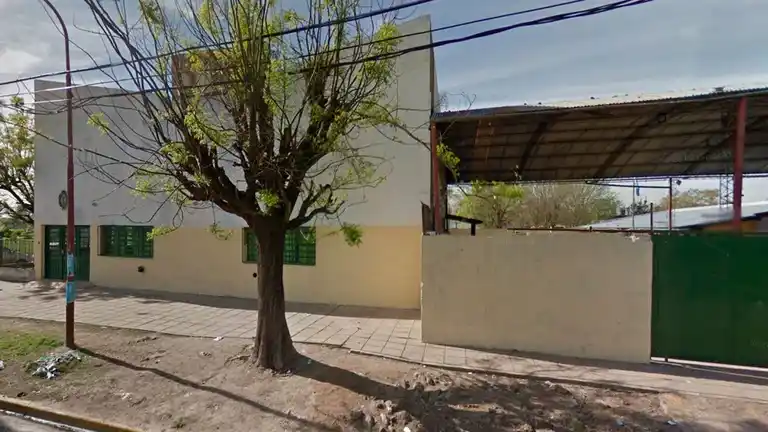 frente de la escuela 60 de Moreno