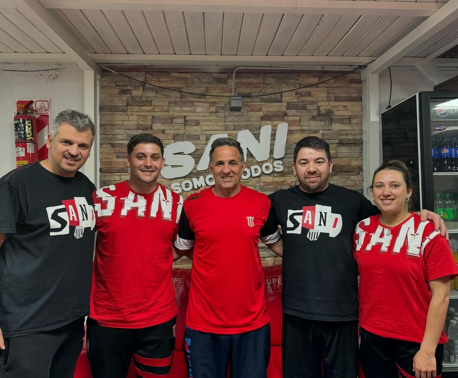 Mauro Silvestre -centro- junto a entrenadores y dirigentes "santos"