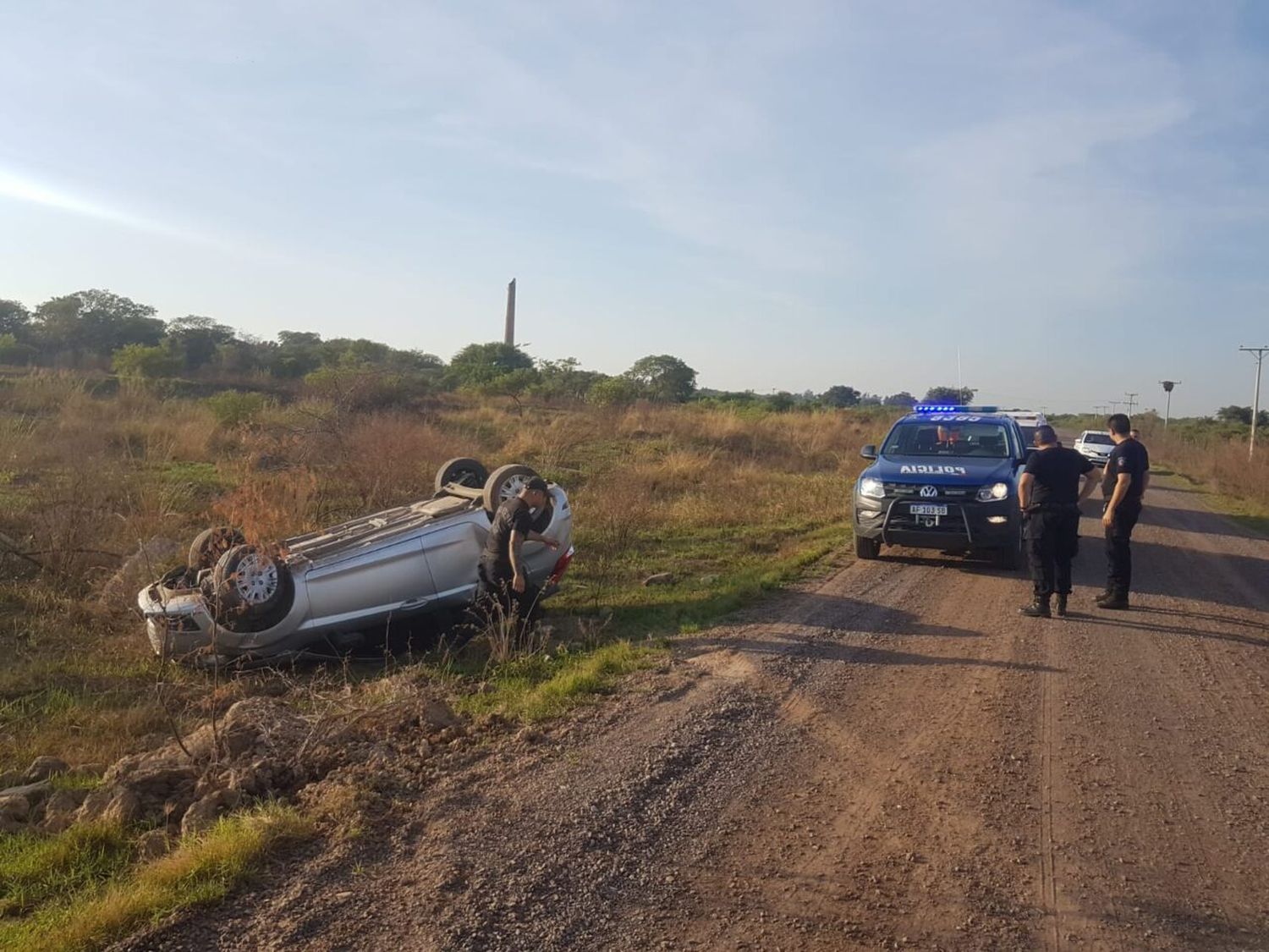 Villa Ocampo: una mujer perdió el control de su auto y terminó volcando