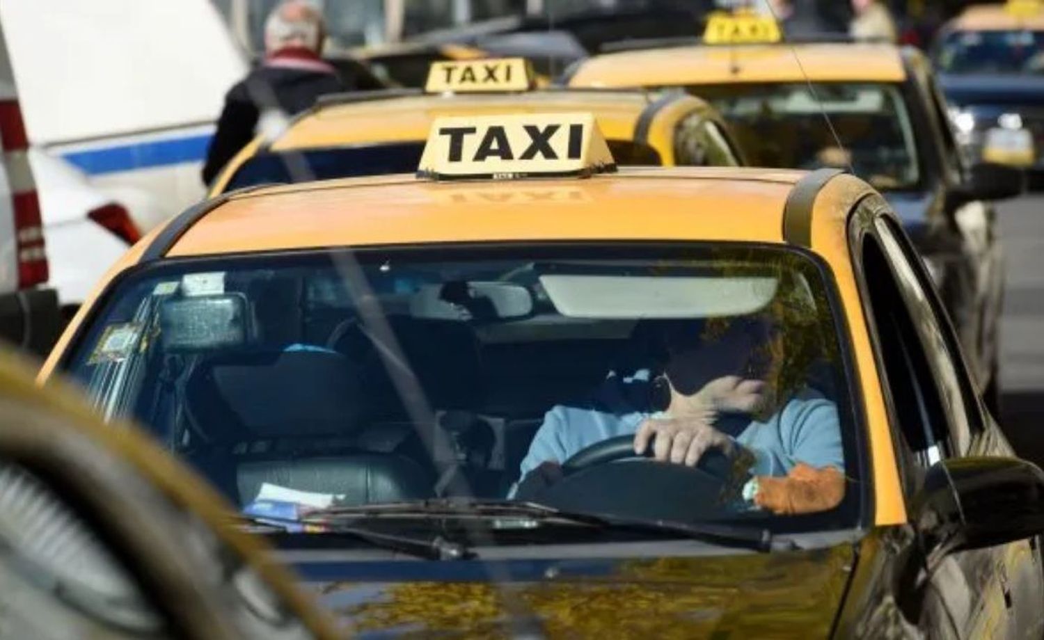 Taxistas rosarinos piden ser considerados “trabajadores esenciales”