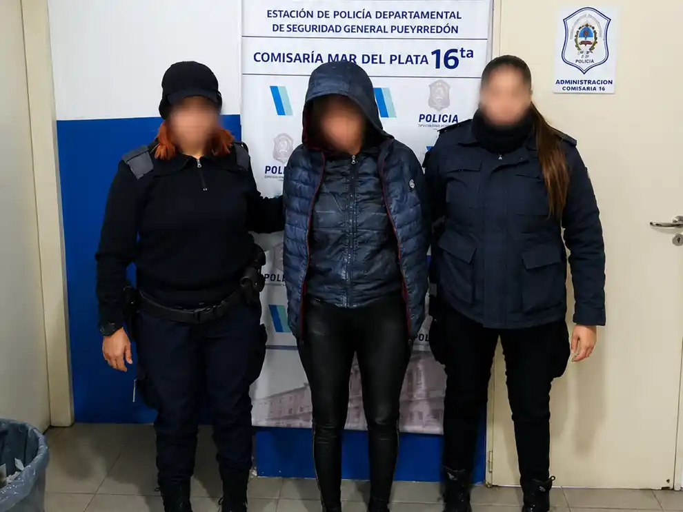 La mujer fue sorprendida dentro de una vivienda y portando un arma blanca.