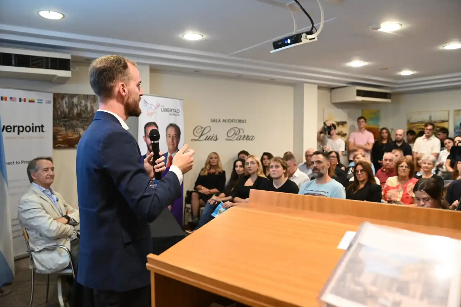 Bryan Mayer lanzó su campaña en un salón desbordado y con banderas argentinas por todas partes - 3