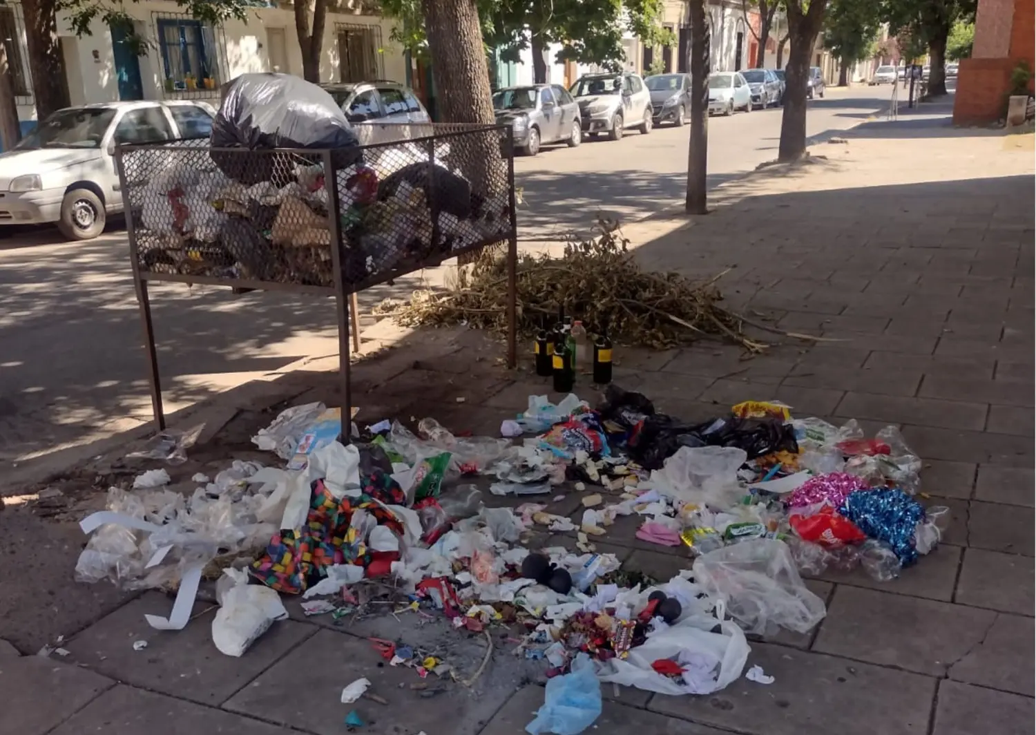 Vereda del Registro Civil: "Hay basura por todos lados"