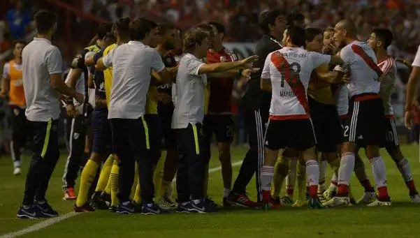 Superclásico caliente: cruces feos y tres expulsados
