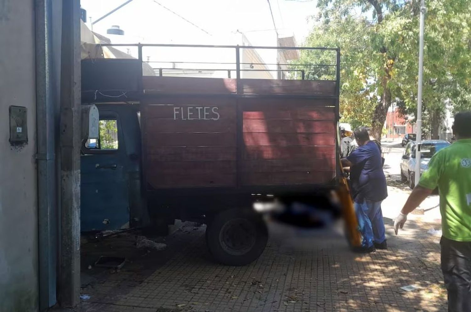 Bomberos y Policía Científica, trabajaron en la escena del hecho.