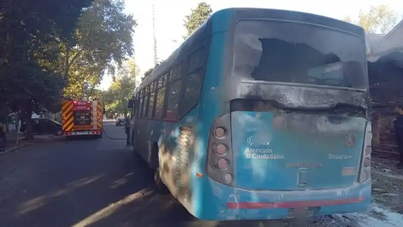 Un colectivo fue consumido totalmente por las llamas en la zona norte