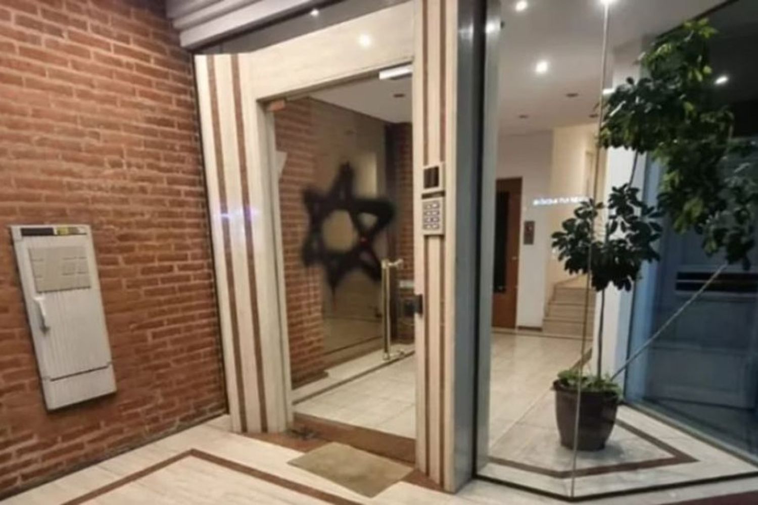 Ataque antisemita en Caballito: dibujaron un símbolo contra la comunidad judía en la puerta de un edificio