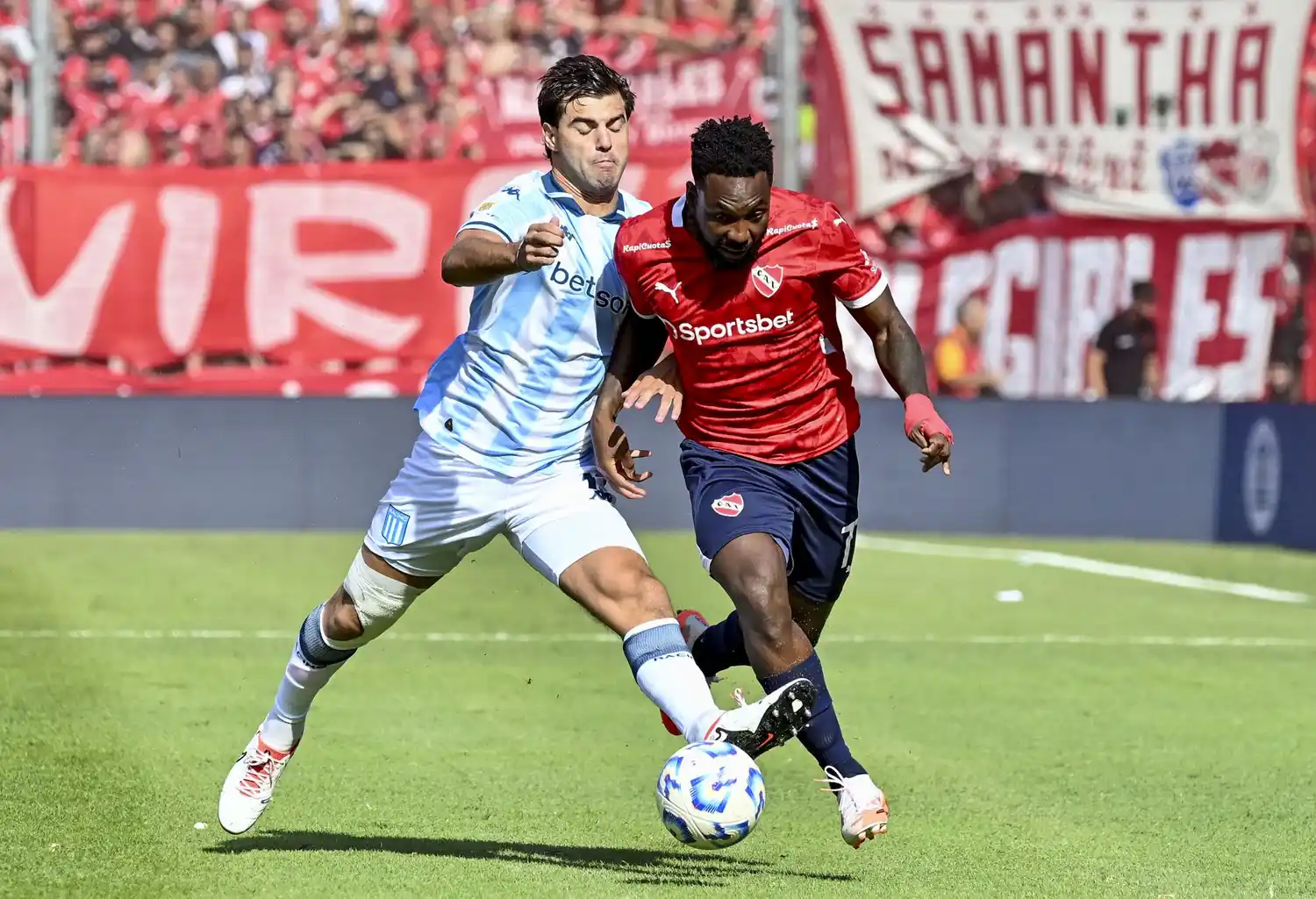 Sosa y Angulo, en carrera por la pelota.