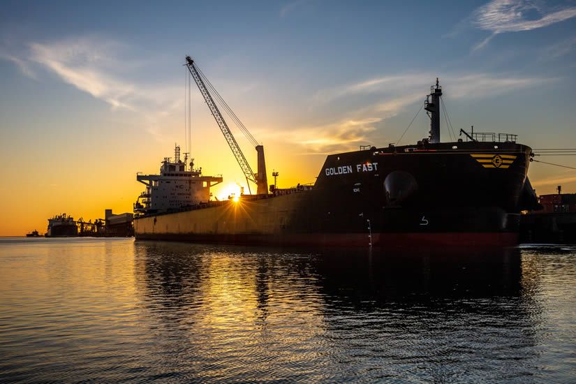 Mientras el Paraná sigue bajando, el puerto de Bahía Blanca suma récords