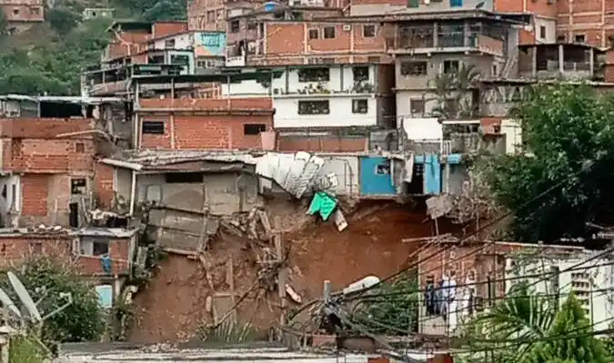 SIGUEN LOS DERRUMBES: colapsan varias viviendas en Caricuao