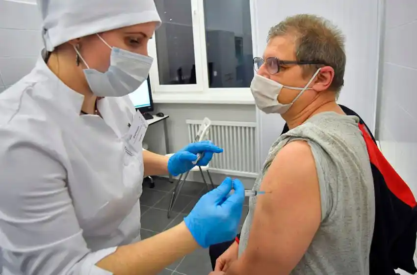 Rusia dice que su segunda vacuna contra el coronavirus tiene 100% de efectividad