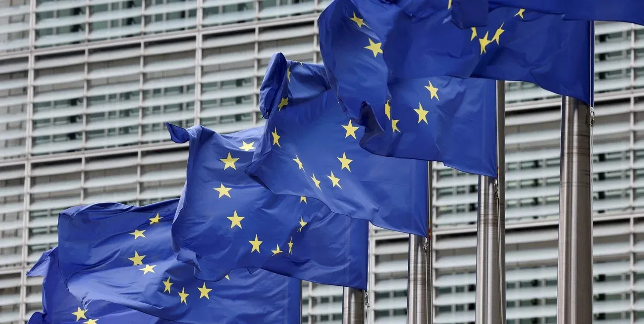 Las banderas de la Unión Europea en Bruselas. Crédito: REUTERS/Yves Herman/File Photo