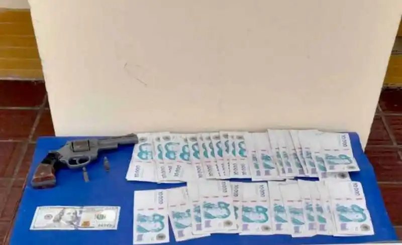 Dos detenidos por el robo de 
una importante suma de dinero