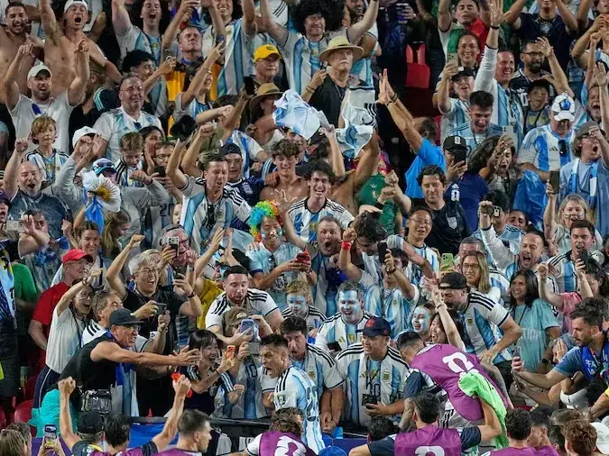 El Gobierno refuerza los controles ante la posibilidad de que barras viajen a EE.UU. para ver el partido contra Inglaterra. Foto: AP