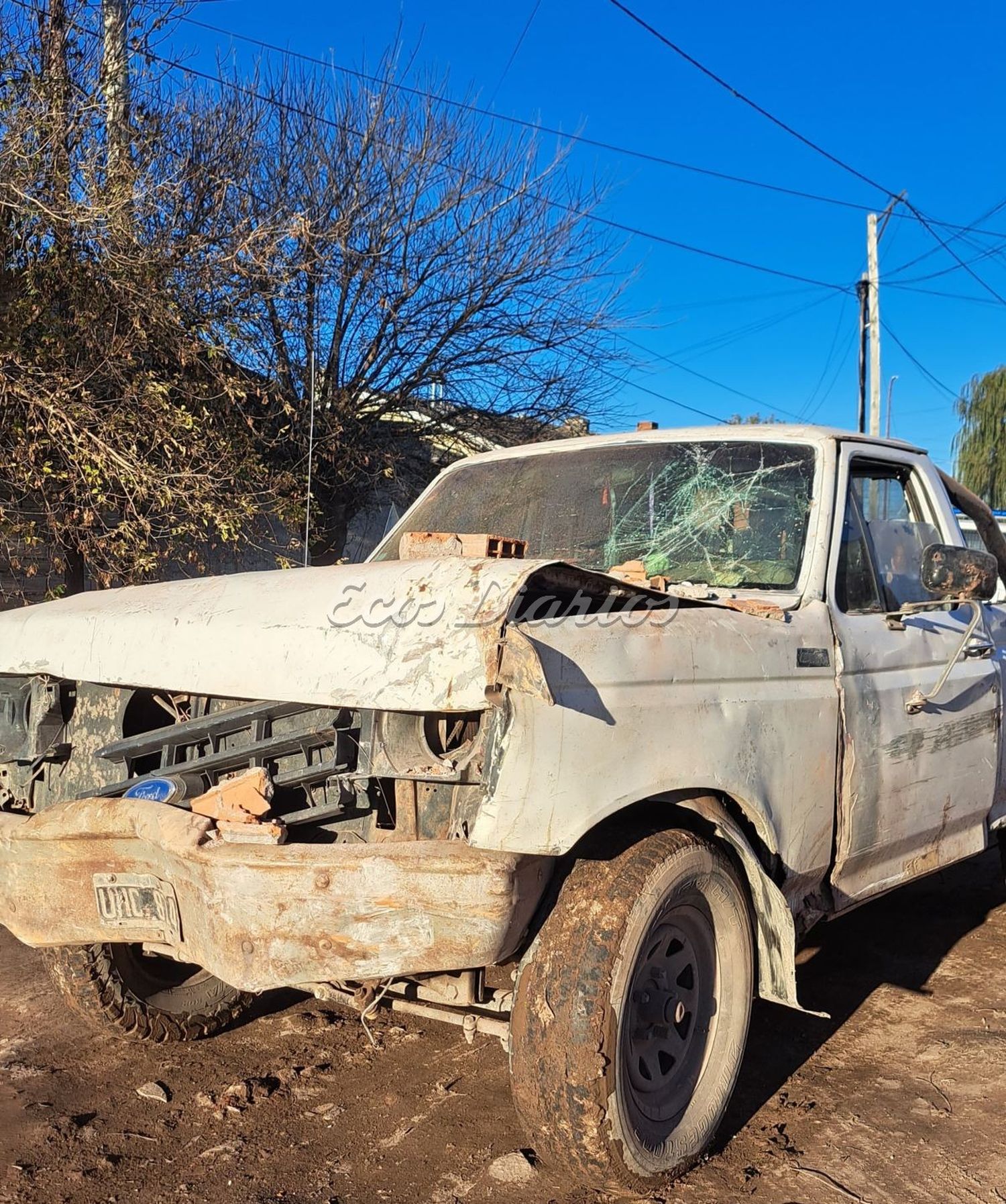 La camioneta que chocó contra la vivienda