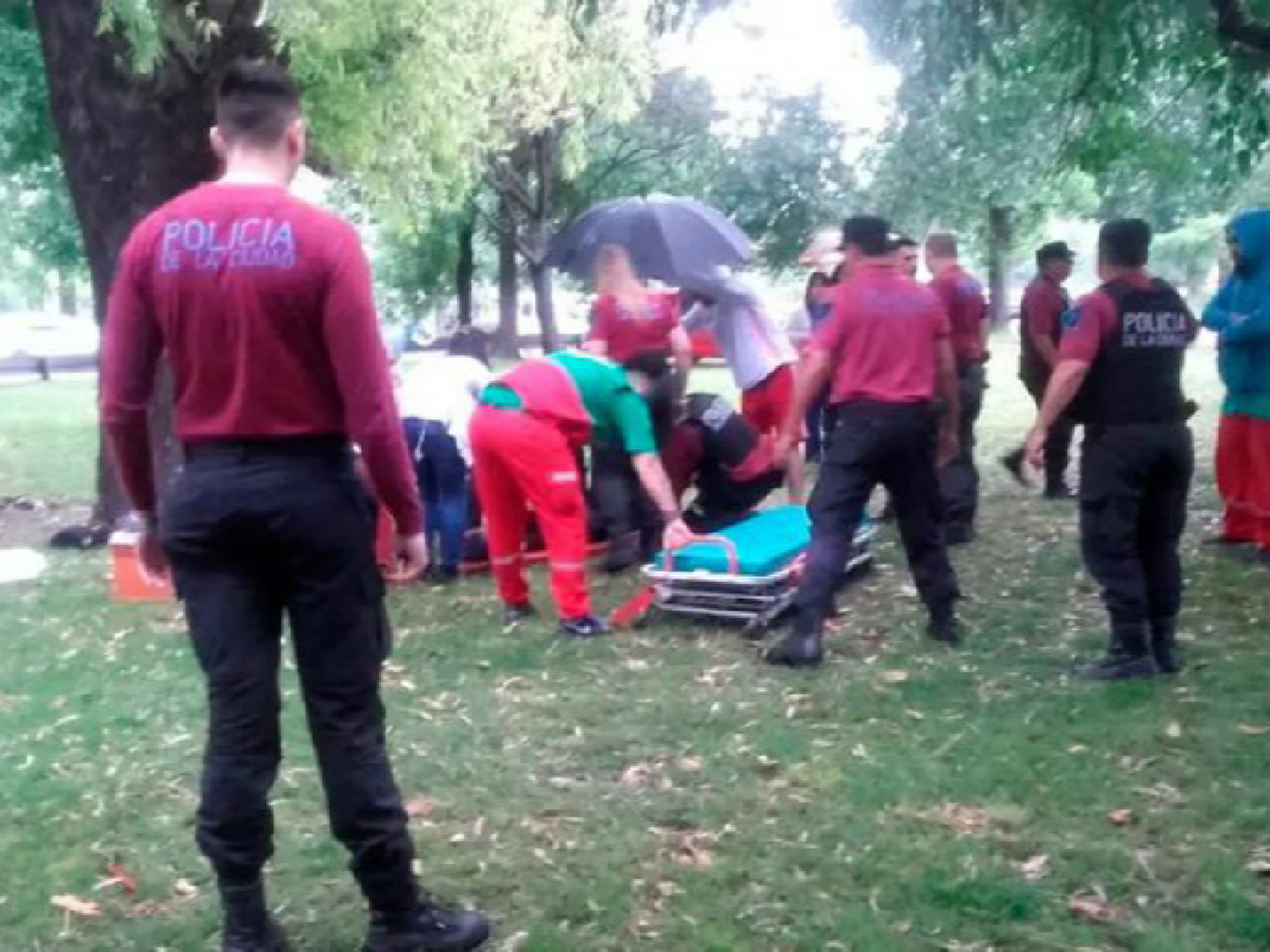 Una mujer murió y un hombre está grave, tras ser alcanzados por un rayo