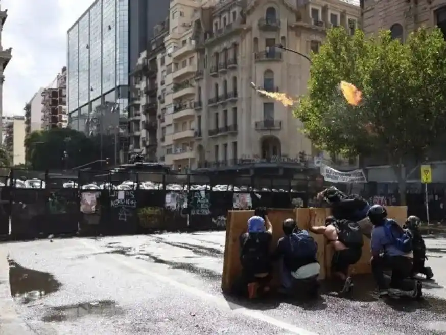 Tensión y heridos frente al Congreso mientras se avanza con la reforma laboral