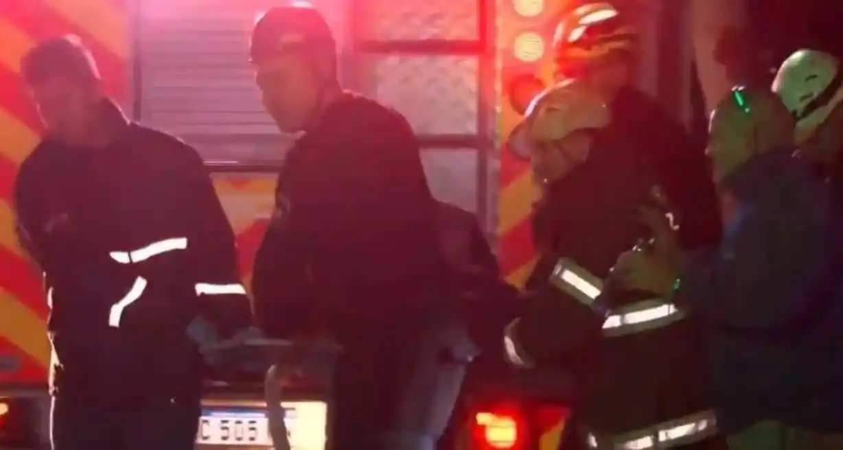 Dramático rescate: un camión cayó desde 10 metros y el chofer resultó herido