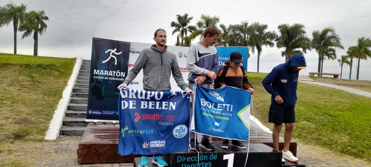 Ziegler, con la bandera del Grupo Belén, y Velásquez, junto al gualeyo Sergio Meoniz en el podio.