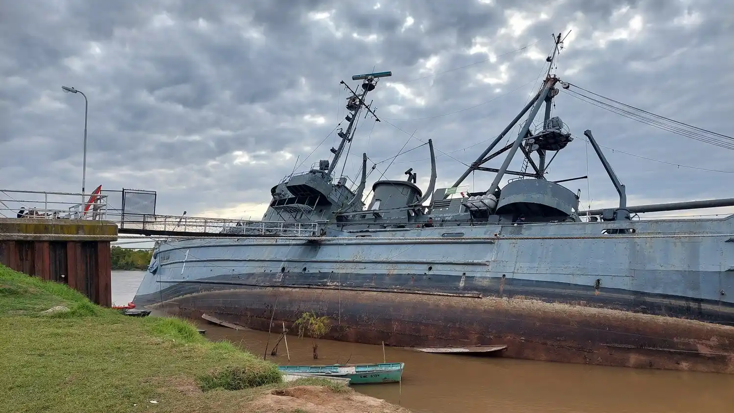 Buque Museo: confirman que entró agua por el casco y los buzos trabajan para adrizarlo