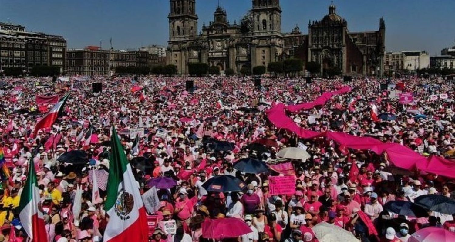 México: decenas de miles protestan contra reforma electoral