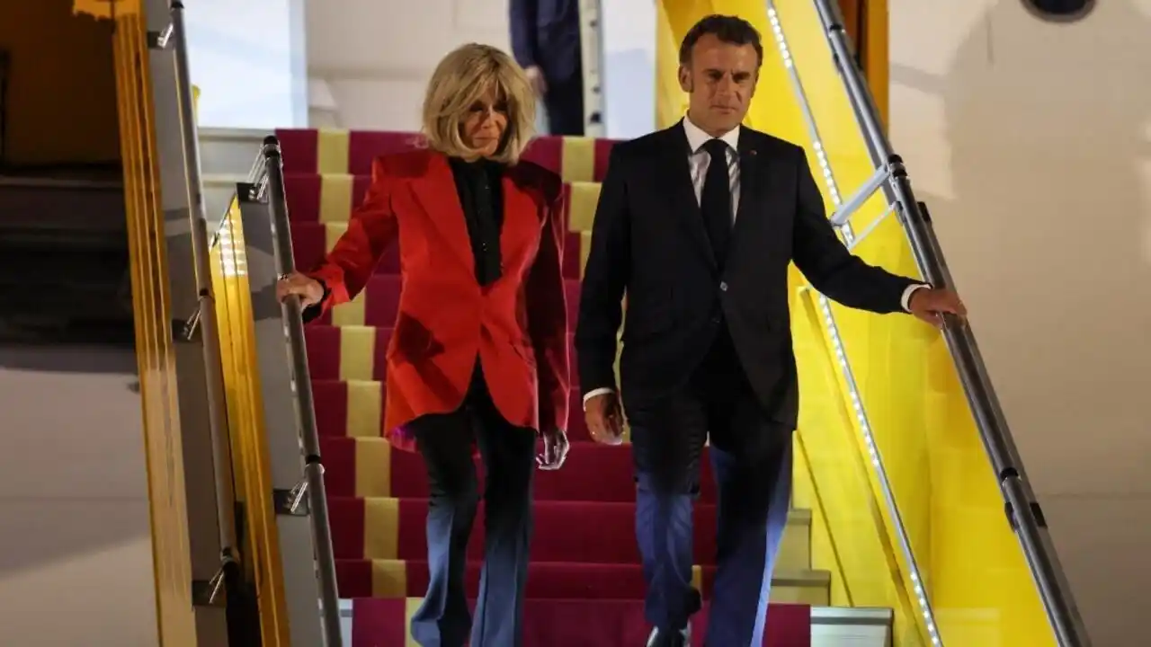 Polémica en Francia: se viralizó un video de Emmanuel Macron siendo empujado por la primera dama