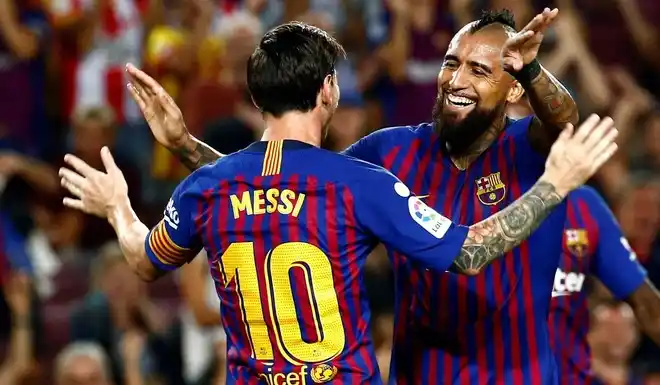 Messi – Vidal, de la polémica a la sociedad