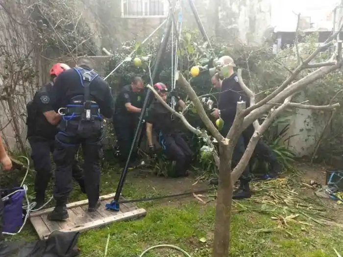La Plata: Rescatan a una anciana que se cayó a un pozo de 4 metros de profundidad