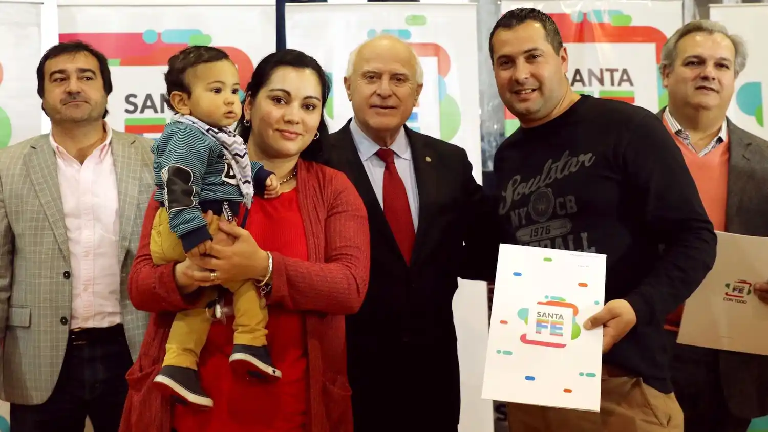 Lifschitz entregó 331 escrituras a familias del departamento La Capital