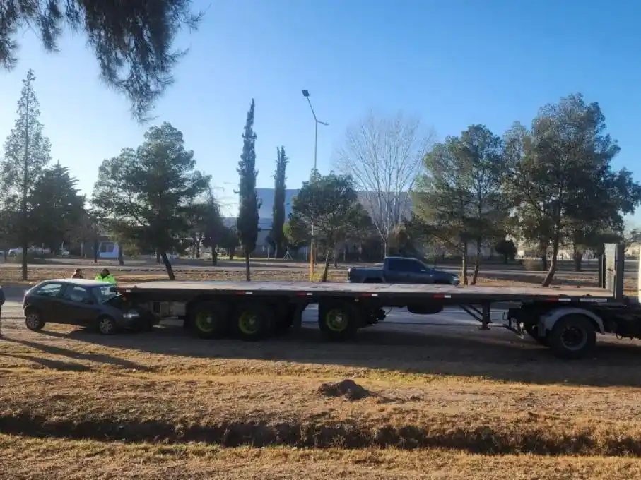 auto clavado en camión cuyo