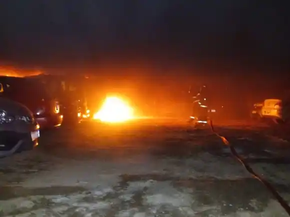 Echesortu: se incendiaron cinco autos en una cochera