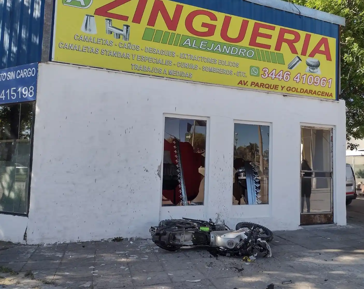 Violento choque: una moto se incrustó contra un comercio en Avenida Parque