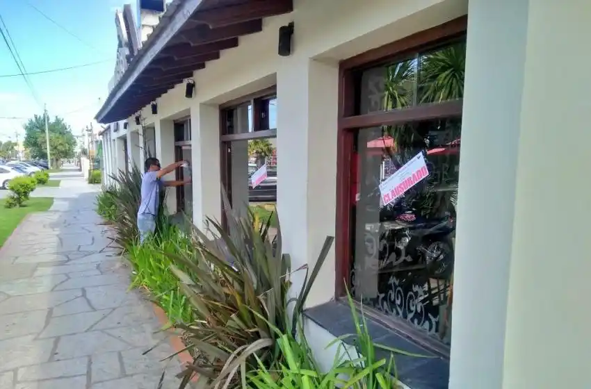 Inspectores municipales acusaron agresiones al clausurar una parrilla