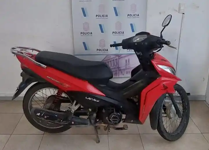 La moto fue vista cuando circulaba por Santiago del Estero y Brown.