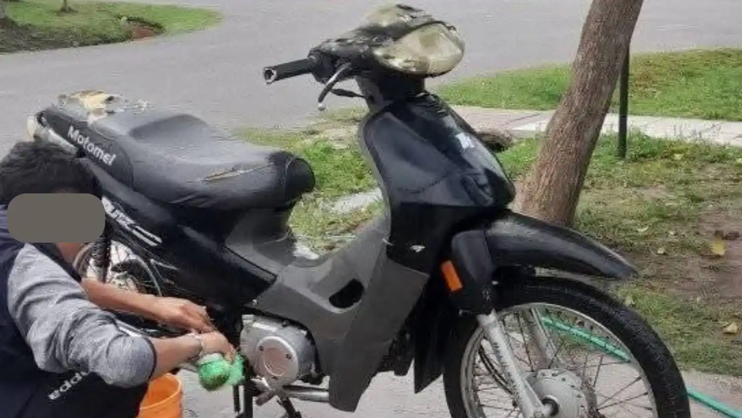 La familia solicita datos sobre la moto robada.