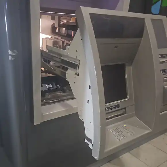 Impactante video: desmontó un cajero automático para robar el dinero acumulado en la máquina