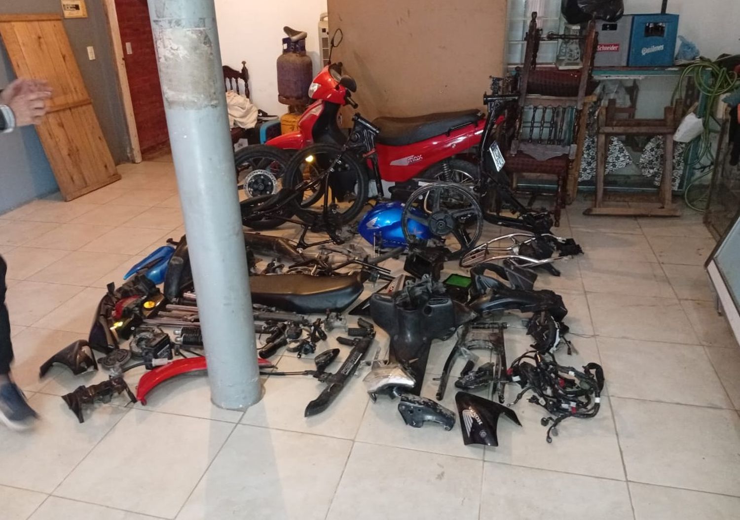 Drogas, motos robadas y un taller clandestino en un operativo contra banda que corría picadas