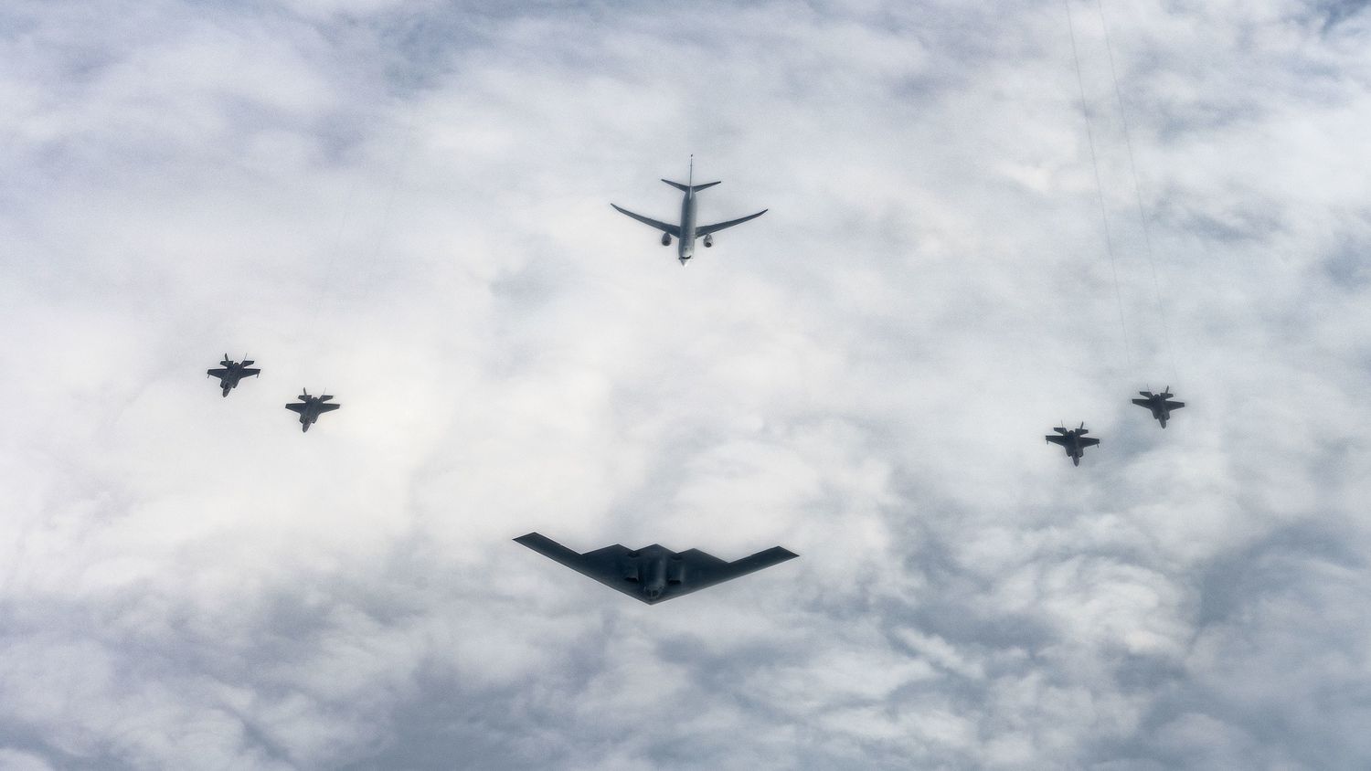 La USAF demostró su nueva capacidad de ataque anti-buque de largo alcance y bajo costo en el Ártico, integrando el sistema QUICKSINK en un bombardero furtivo B-2 Spirit. Foto: USAF