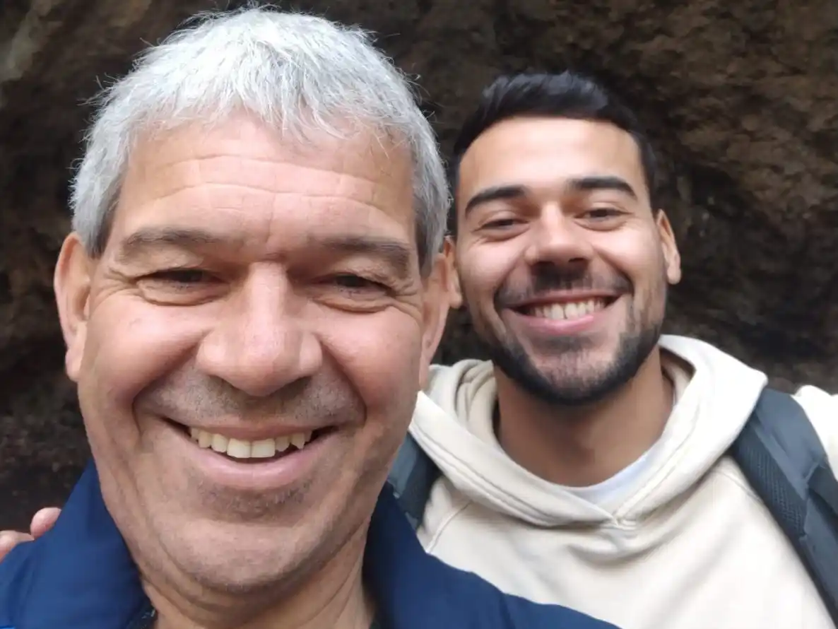 De visita en España junto a uno de sus hijos que actualmente reside en ese país.